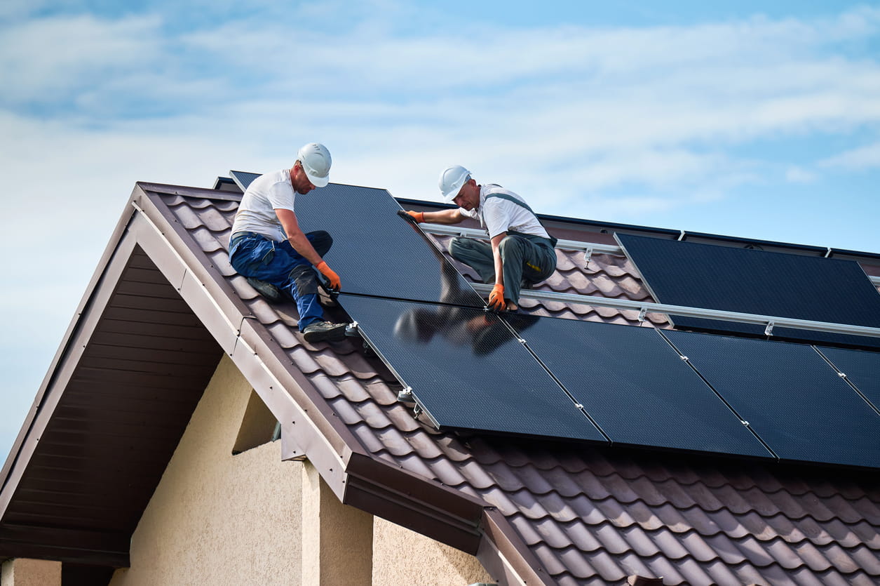 Technicien installant des panneaux solaires